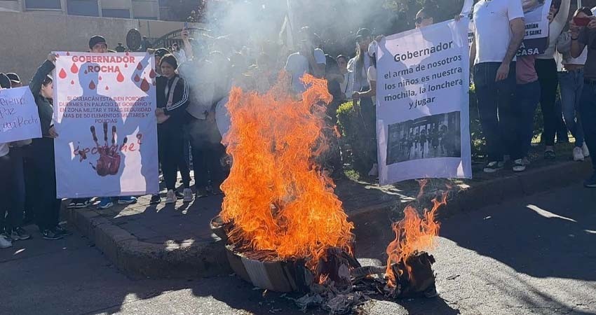 Miles marchan pidiendo alto a violencia; queman piñata de Rocha exigiendo su renuncia Miles marchan pidiendo alto a violencia; queman piñata de Rocha exigiendo su renuncia