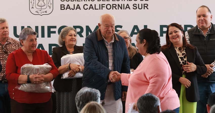 Entrega Gobernador Víctor Castro dotación de uniformes a trabajadores estatales