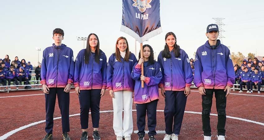 Abandera la alcaldesa de La Paz a las y los atletas que participarán en los Juegos CONADE 2025