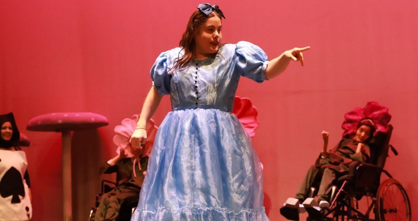 Asiste gobernador Castro Cosío a la primera obra de teatro musical inclusiva