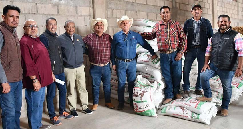 Gobierno estatal apoya a productores de La Paz con alimento para ganado bovino