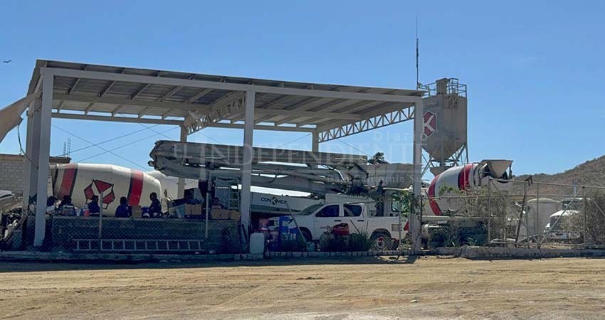 Vecinos de Cerro Colorado denuncian a empresa concretera por actividad industrial en zona resi-dencial Vecinos de Cerro Colorado denuncian a empresa concretera por actividad industrial en zona resi-dencial