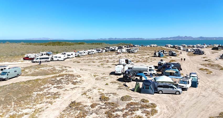 Promueve FONMAR concientización ambiental entre caravana vehicular de extranjeros