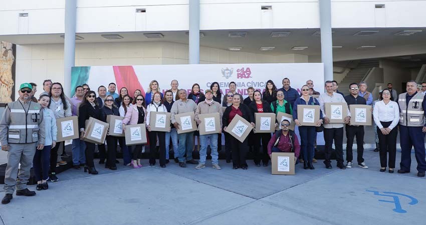 Entrega Milena Quiroga uniformes a trabajadores de OOMSAPAS La Paz