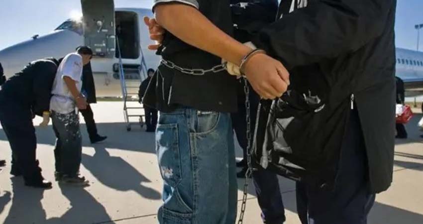 SRE niega que mexicanos deportados de Estados Unidos lleguen esposados