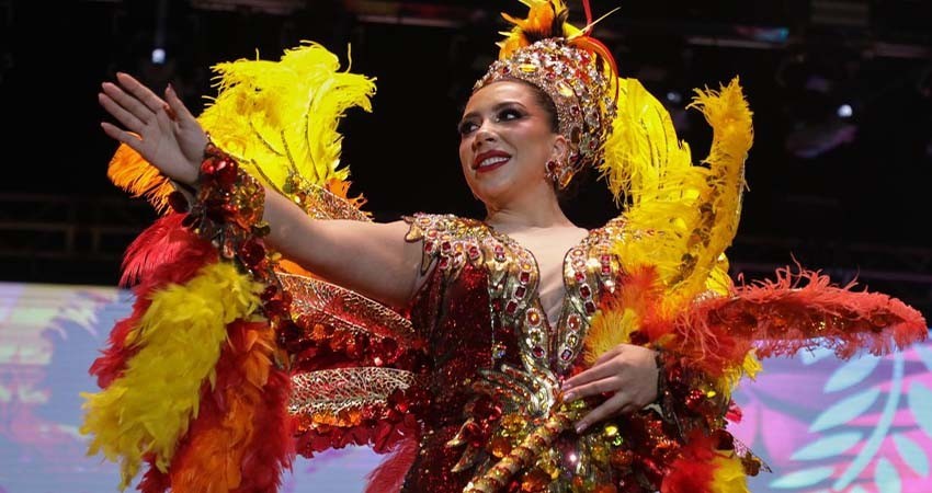Milena Quiroga corona a Stephany I, Reina del Carnaval La Paz 2025