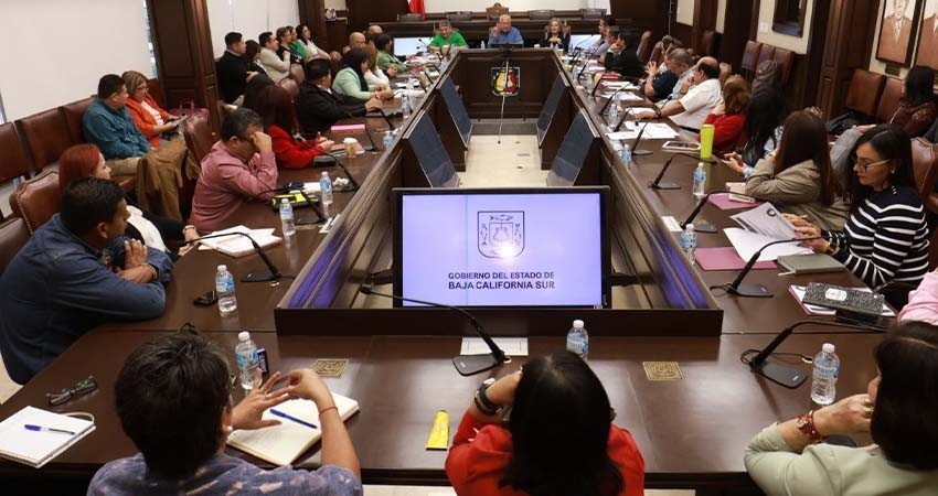 Convoca Víctor Castro a mejorar la operatividad de áreas de administración del Gobierno estatal