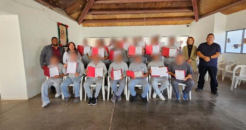 Entregan certificados de preparatoria en el Centro Penitenciario de Comondú