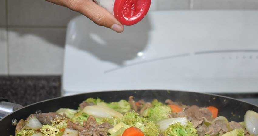 Llaman a la población a disminuir consumo de sal en los alimentos