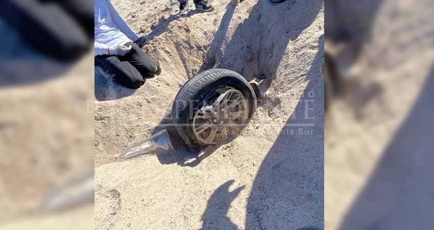 Localizan un carro enterrado en los manglares de El Conchalito Localizan un carro enterrado en los manglares de El Conchalito