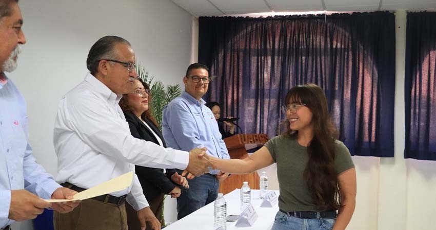 “La disciplina y constancia son claves para alcanzar el éxito”: señala rector de la UABCS en entrega de reconocimientos a mejores promedios