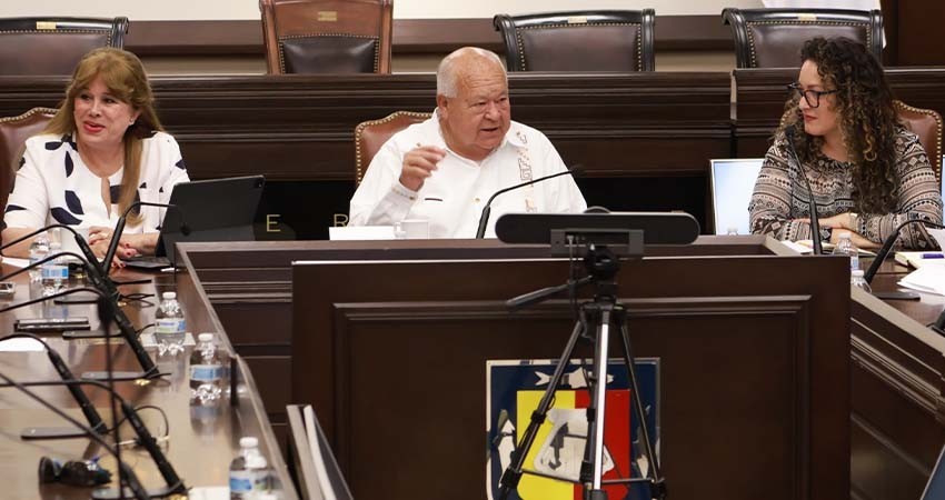 Acuerda el gobierno de BCS y SEMARNAT priorizar a prestadores locales en la temporada de avis-tamiento del tiburón ballena Acuerda el gobierno de BCS y SEMARNAT priorizar a prestadores locales en la temporada de avis-tamiento del tiburón ballena