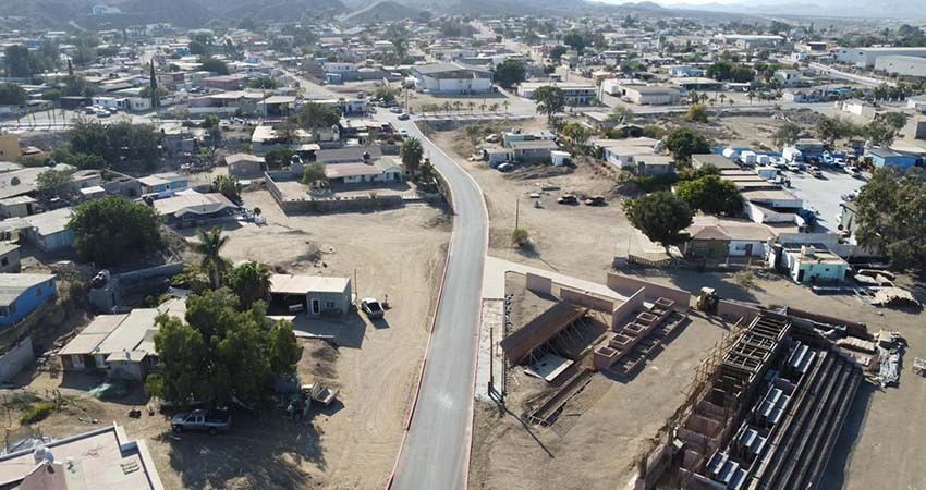 Hace entrega formal Edith Aguilar de la pavimentación de la calle Vicente Aguilar en Bahía Tortugas