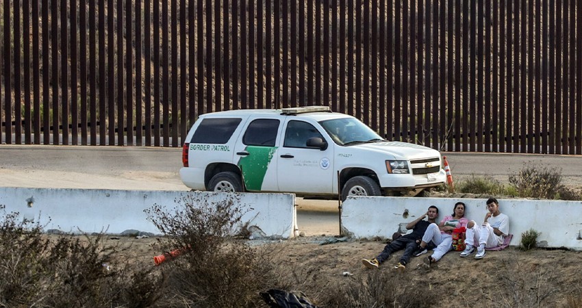 México y EU reducen en 97% los 'cruces ilegales' en la frontera: Defensa tras llamada con Coman-do Norte México y EU reducen en 97% los 'cruces ilegales' en la frontera: Defensa tras llamada con Coman-do Norte