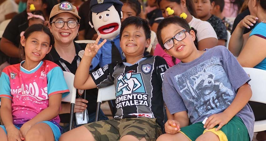 Festeja GAB de la SGG a niñas y niños de Ampliación Vista Hermosa, en La Paz Festeja GAB de la SGG a niñas y niños de Ampliación Vista Hermosa, en La Paz
