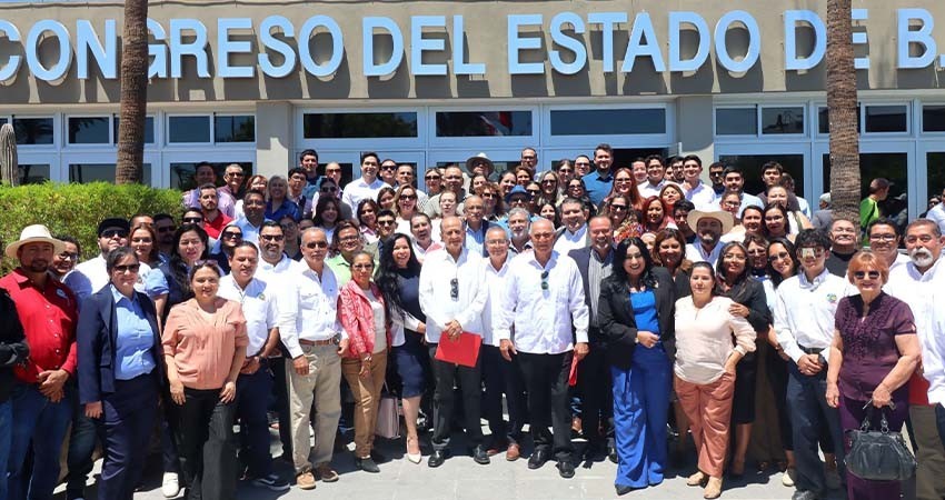 Comunidad universitaria celebra acuerdo del Congreso para inscribir a la UABCS en su Muro de Honor
