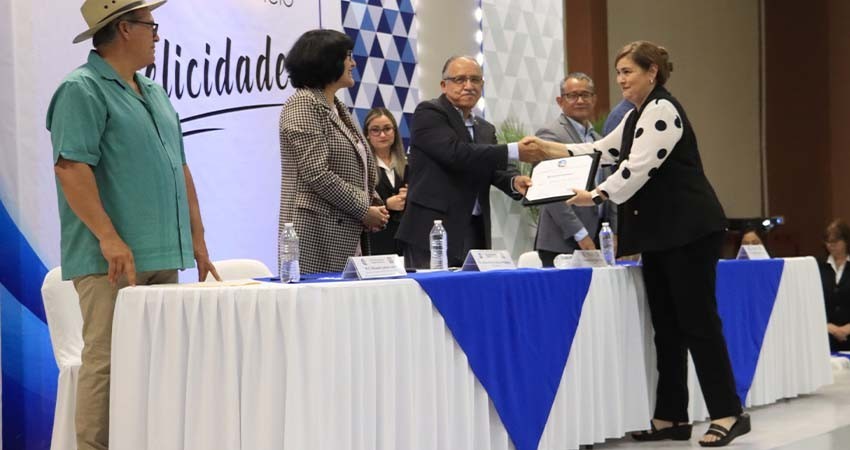 UABCS reconoce a 71 docentes por años de servicio brindados a la institución