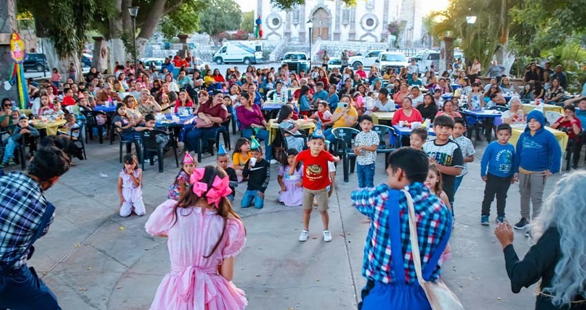 Llevan alegría y festejo a todo Mulegé en gira del día de las madres y día de la niñez