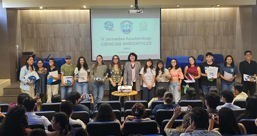 Reconoce UABCS a estudiantes de excelencia académica de Ciencias Ambientales