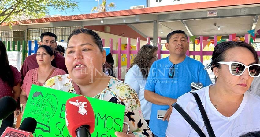 Toman padres de familia primaria Francisco Cota Moreno por fallas eléctricas Toman padres de familia primaria Francisco Cota Moreno por fallas eléctricas