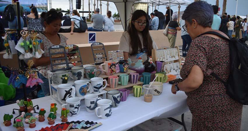 Mercadito Juvenil impulsa el emprendimiento de jóvenes paceños