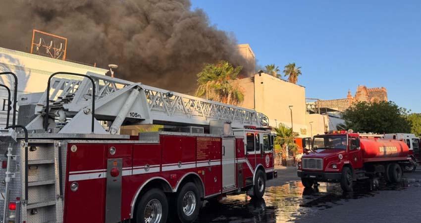 Continúan Bomberos de La Paz trabajando en el área de incendio en el centro de La Paz