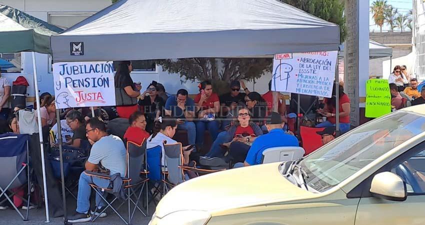 Maestros toman delegación del ISSSTE en BCS; exigen diálogo con autoridades Maestros toman delegación del ISSSTE en BCS; exigen diálogo con autoridades