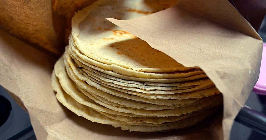 Sheinbaum firma acuerdo para reducir el precio de la tortilla en México