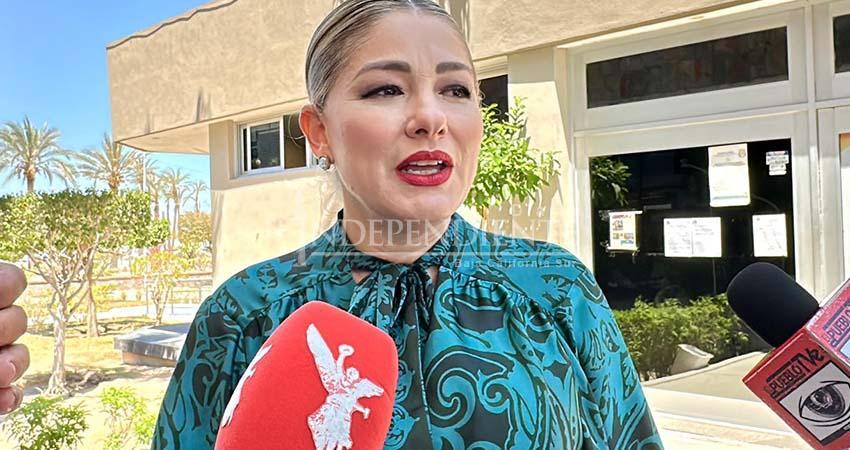 Pide diputada Karina Olivas revisar iniciativa de desafuero; propone protección también para periodis-tas Pide diputada Karina Olivas revisar iniciativa de desafuero; propone protección también para periodis-tas