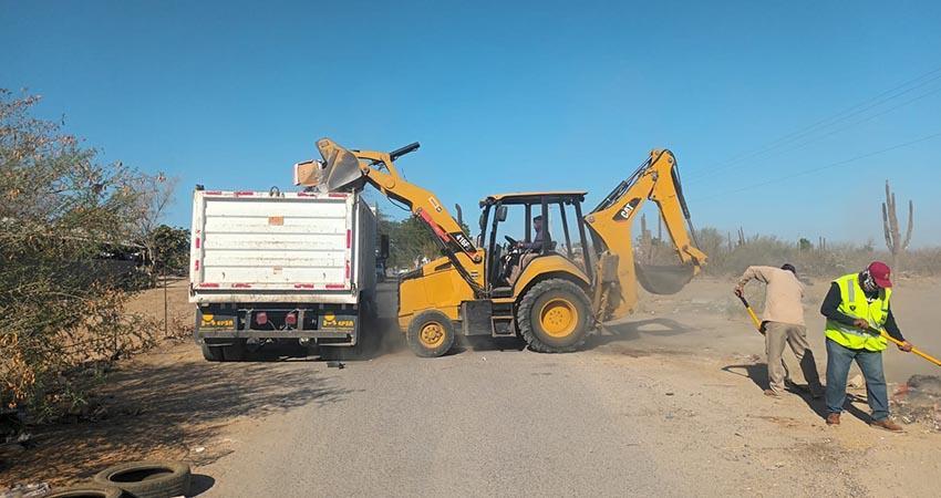 Avanza mantenimiento de espacios públicos con recolección de residuos y riego con agua tratada Avanza mantenimiento de espacios públicos con recolección de residuos y riego con agua tratada