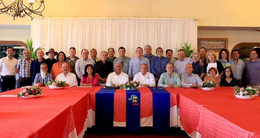 Egresadas y egresados fundadores se suman a los preparativos del 50 aniversario de la UABCS Egresadas y egresados fundadores se suman a los preparativos del 50 aniversario de la UABCS