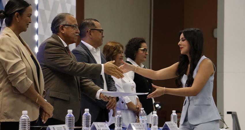 Entrega UABCS más de 250 títulos y grados académicos en ceremonia oficial Entrega UABCS más de 250 títulos y grados académicos en ceremonia oficial