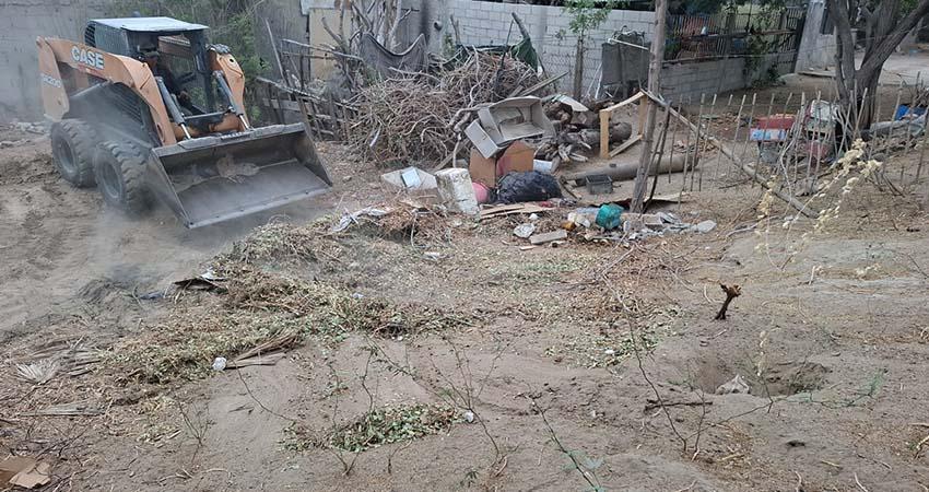 Inician trabajos de limpieza de canal de desagüe paralelo al Sendero de Paz Inician trabajos de limpieza de canal de desagüe paralelo al Sendero de Paz