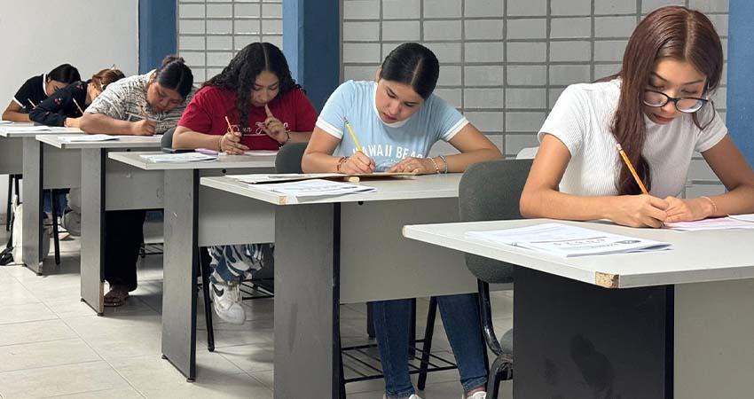 Más de 400 estudiantes de BCS realizaron examen de admisión para escuelas normales Más de 400 estudiantes de BCS realizaron examen de admisión para escuelas normales