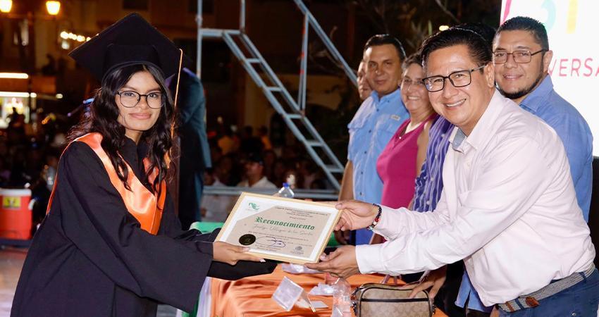 Se gradúan más de 2 mil alumnas y alumnos del CECyTE de BCS Se gradúan más de 2 mil alumnas y alumnos del CECyTE de BCS