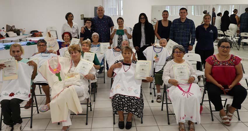 Clausuran curso dirigido a adultos mayores de la Casa de Día del SEDIF Clausuran curso dirigido a adultos mayores de la Casa de Día del SEDIF