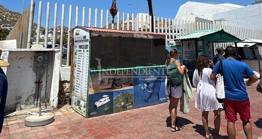 Inician con el retiro de puestos de la Marina de Cabo San Lucas por no tener permiso federal