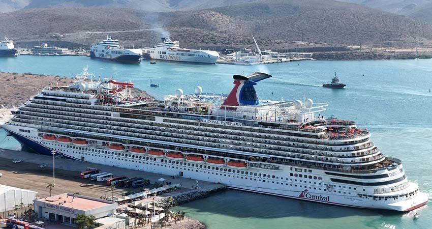 Arriba al Puerto de Pichilingue el crucero Carnival Panorama Arriba al Puerto de Pichilingue el crucero Carnival Panorama