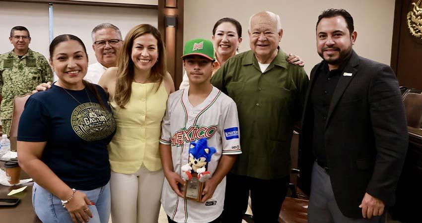 Autoridades reconocen joven beisbolista Sudcaliforniano que brilló en el Campeonato Mundial de Taiwán Autoridades reconocen joven beisbolista Sudcaliforniano que brilló en el Campeonato Mundial de Taiwán
