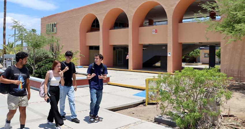 Más de 8 mil estudiantes de UABCS regresaron a clases en todo el estado Más de 8 mil estudiantes de UABCS regresaron a clases en todo el estado