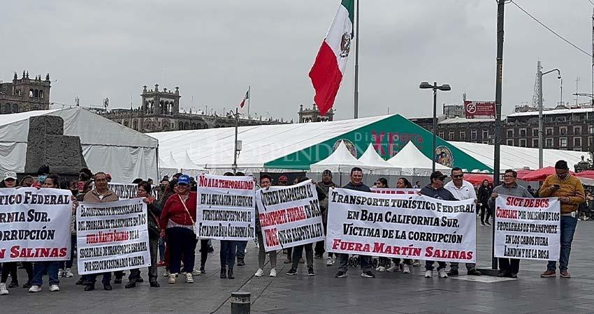 Se plantan afuera de Palacio Nacional los representantes de transportadoras de Los Cabos