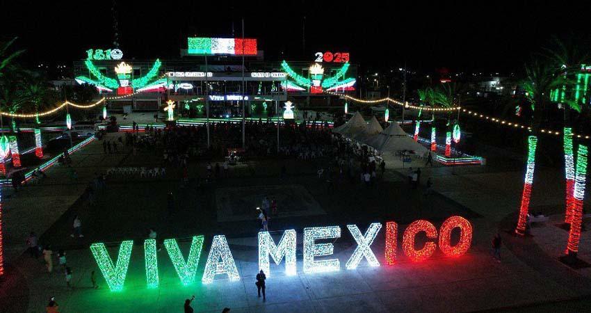 Adornan con colores patrios la Plaza de la Reforma de Gobierno BCS Adornan con colores patrios la Plaza de la Reforma de Gobierno BCS