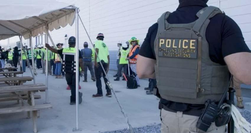 Hay 32 mexicanos detenidos por redada en planta automotriz de Georgia Hay 32 mexicanos detenidos por redada en planta automotriz de Georgia