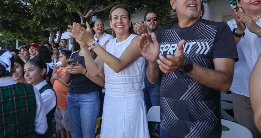 Asiste Milena Quiroga al Desfile Cívico-Militar por el 215 aniversario de la Independencia de México
