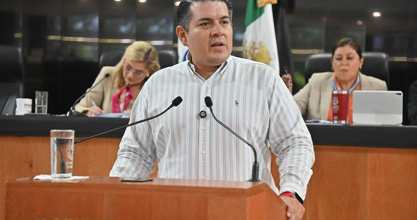 Reconoce diputado Fabrizio del Castillo la obra “Congreso y Constituyentes Sudcalifornianos” de Eligio Moisés Coronado