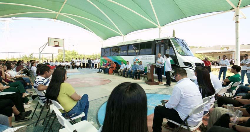 Entrega el gobernador Castro Cosío tres nuevos espacios y un autobús a la Universidad Tecnológica de La Paz