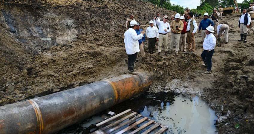 Pemex recupera más de 1.6 millones de litros de crudo tras fuga en el río Pantepec Pemex recupera más de 1.6 millones de litros de crudo tras fuga en el río Pantepec