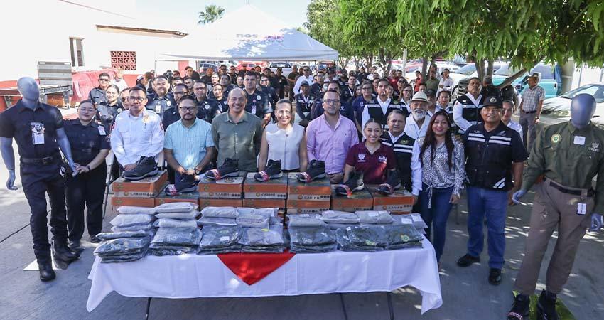 Entrega la alcaldesa Milena Quiroga nuevos uniformes a bomberos de La Paz y Protección Civil