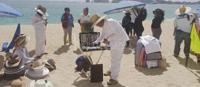 Denuncian crisis en “pirataje” con vendedores ambulantes en playas de Los Cabos