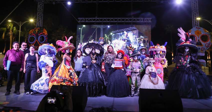 Catrinas y Catrines toman el malecón de La Paz por concurso del Día de Muertos